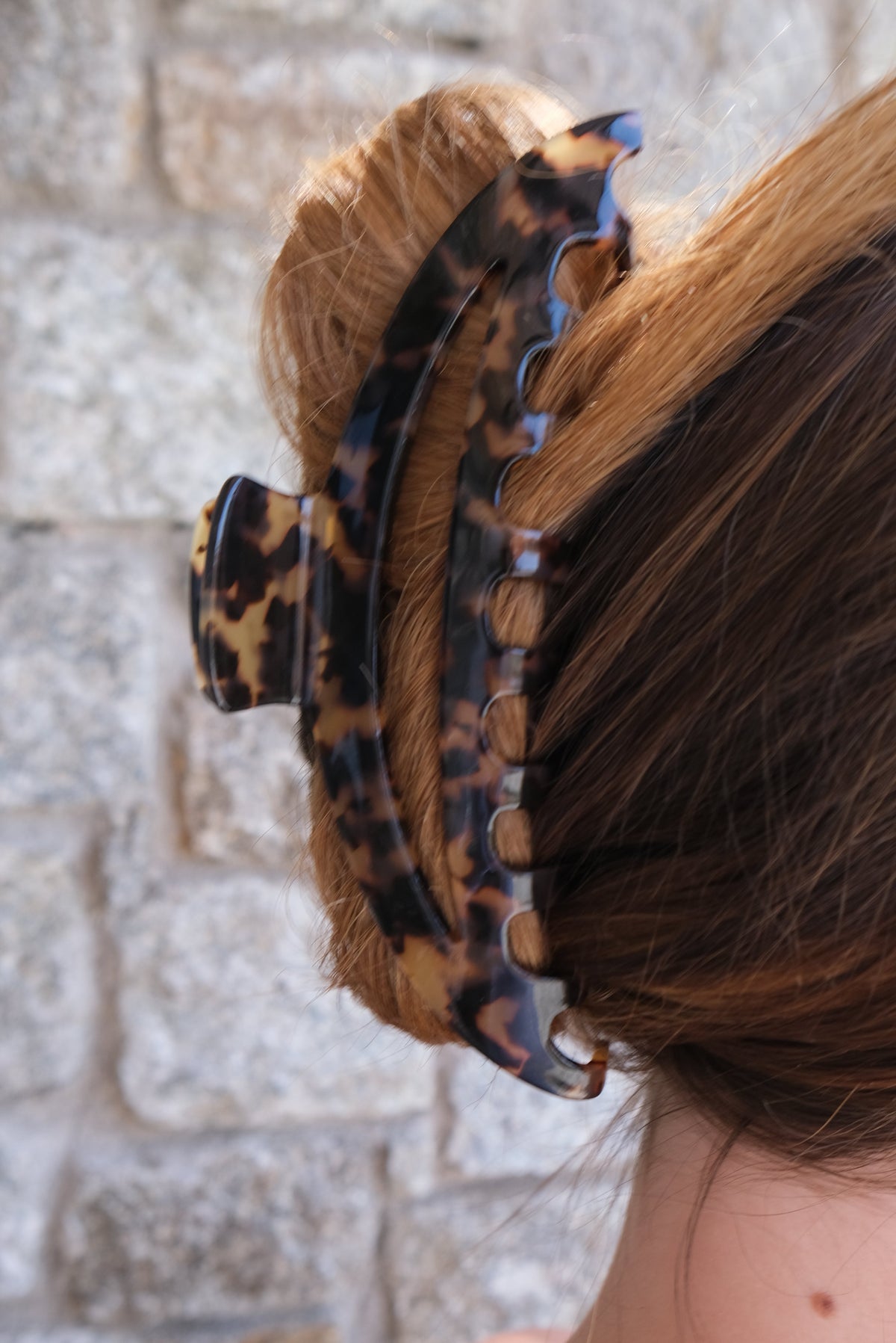 Avela XL claw clip in dik haar